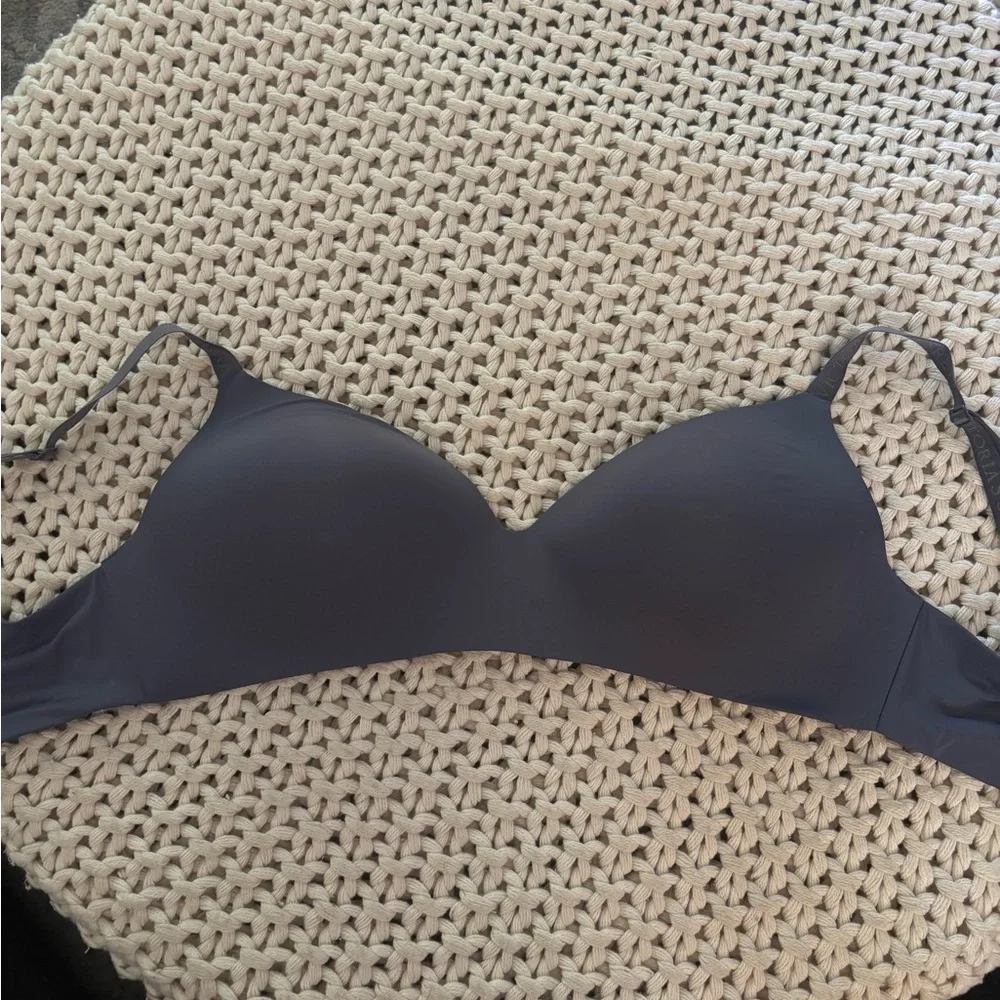 Victoria's Secret Grey and Pink Bra *No Underwire* Great Condition! 34 DDD